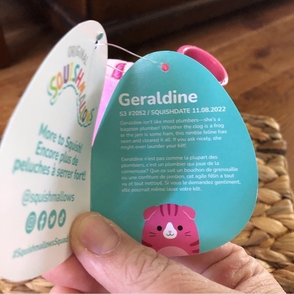 Squishmallows bag clip: Geraldine the pink cat 3” - Picture 5 of 6